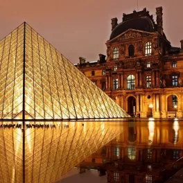 Le Louvre de Paris de nuit