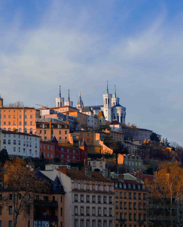 Vue sur Lyon Lyon architecture bâtiments ciel montagne