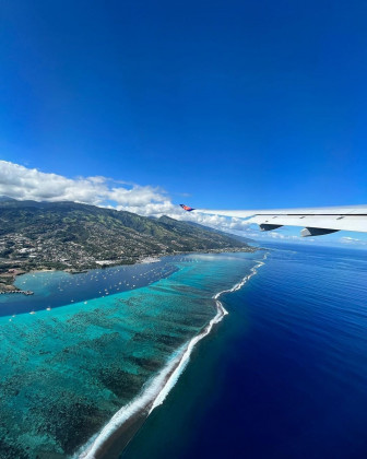 👨‍✈️: "Madame, monsieur, bonjou...
