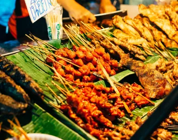 Marché de Bangkok, nourriture, brochettes
